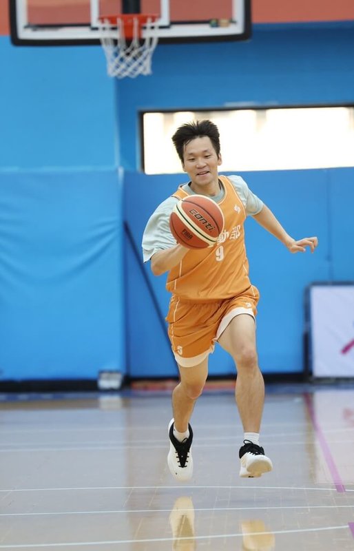 運動部長李洋（圖）19日帶隊征戰2025新聞盃籃球賽，與籃球記者聯隊進行交流賽，李洋展現球技拿下5分，助隊以36比27獲勝。（新聞盃籃球賽提供）中央社記者陳容琛傳真  114年9月19日