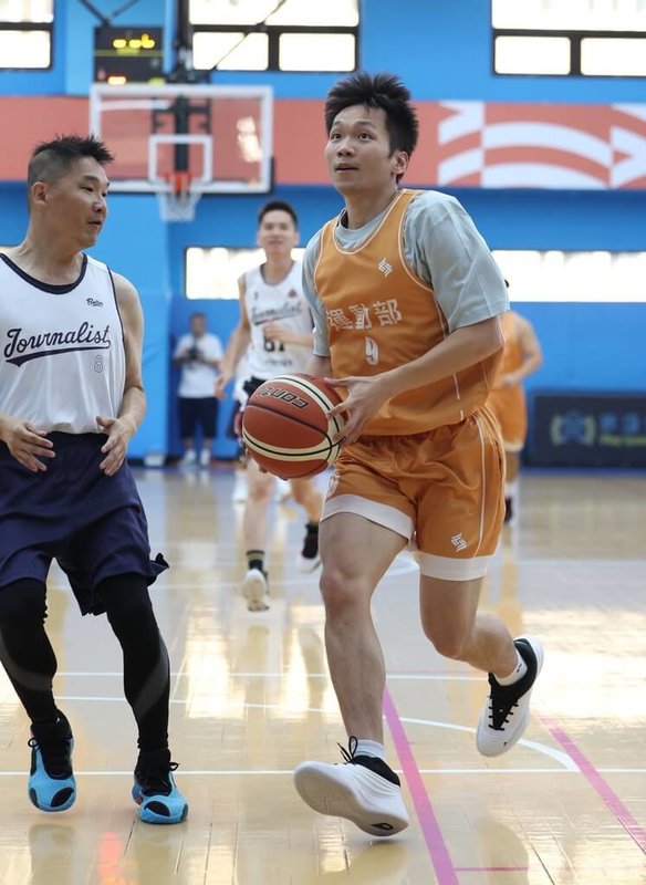 運動部長李洋(右)19日在2025新聞盃籃球賽領軍出征,親自穿起球衣下場比賽、帥氣上籃得分,也用自身例子鼓勵大家一起運動同樂。(新聞盃籃球賽提供)中央社記者陳容琛傳真 114年9月19日