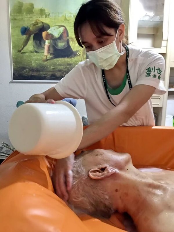 創世基金會因應長照需求攀升，持續擴大服務範疇，包含提供原床泡澡，可改善長期擦澡造成的不適，也會指導家屬相關照護技巧，減輕負擔。（創世基金會新店分院提供）中央社記者黃旭昇新北市傳真  114年9月19日
