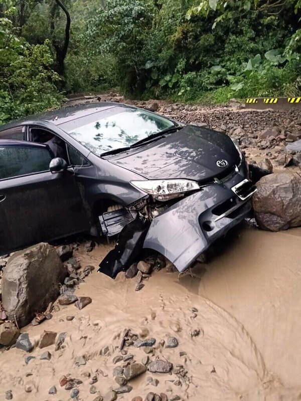 嘉義縣山區19日下午降下豪雨，縣道159甲線29公里處發生汽車遭土石砸中事故，所幸駕駛及時逃出沒有受傷。（民眾提供）中央社記者黃國芳傳真  114年9月19日