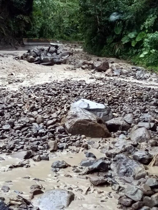 嘉義縣山區19日下午降下豪雨,縣道159甲線約28公里處(番路鄉銜接竹崎鄉段)有大量土石滑落,阻斷交通,已實施全路段封閉,暫時禁止通行。(嘉義縣政府提供)中央社記者黃國芳傳真 114年9月19日