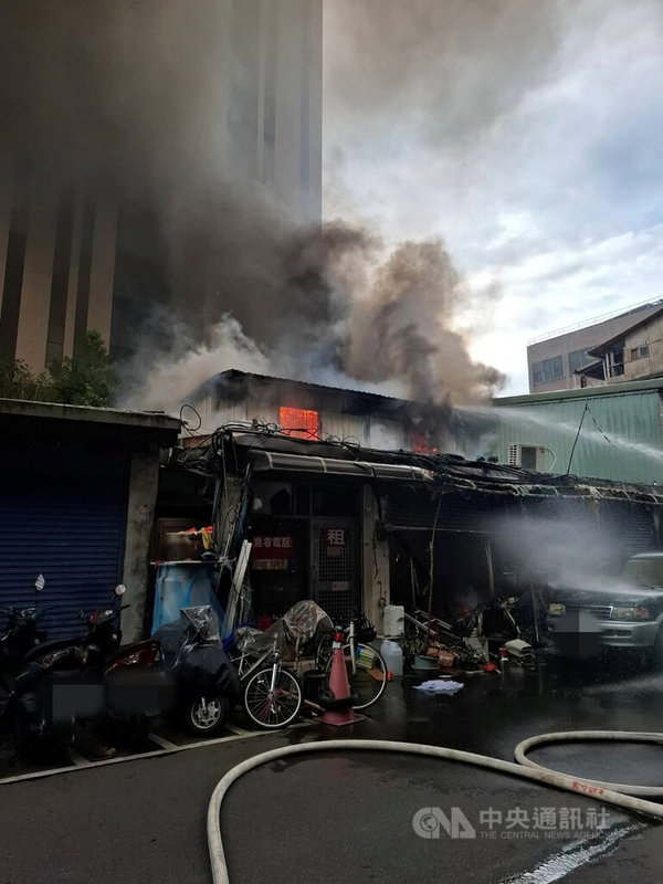 台北市木柵路3段附近1處平房19日上午發生火警,冒出陣陣濃煙,消防獲報到場布水線搶救。(翻攝照片)中央社記者劉建邦傳真 114年9月19日