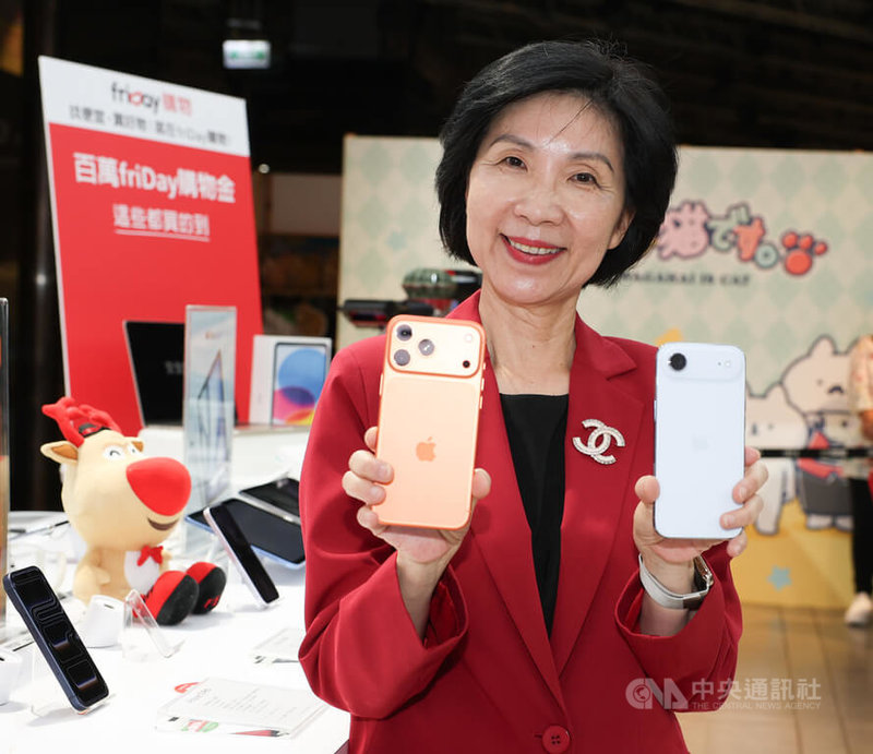 遠傳電信19日在台北三創資訊園區門市舉辦iPhone 17系列開賣會，遠傳總經理井琪（圖）出席活動並展示新機。中央社記者謝佳璋攝 114年9月19日