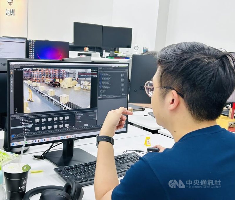 傳統3D建模可能要花幾小時甚至幾天才能將環境建立出來,MetAI的生成平台MetGen則能在3分鐘內生成完整數位模擬場景,「大大減少廠商提案前的藍圖設計時間」。中央社記者林孟汝攝 114年9月19日