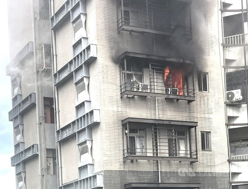 台北市文山區一處民宅20日發生火警，消防人車獲報到場發現民宅4樓已冒出火舌、濃煙，立即拉水線搶救，搶救期間在屋內救出1名約70歲行動不便男子，呈現OHCA狀態，緊急送醫搶救。（翻攝畫面）中央社記者劉建邦傳真  114年9月20日