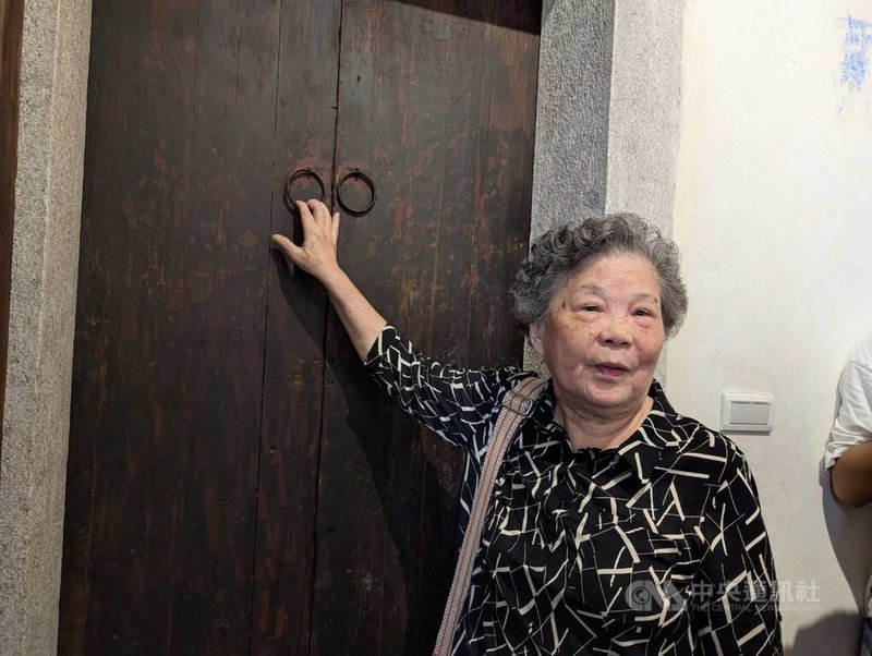 金門縣定古蹟董允耀洋樓20日舉辦修復工程落成典禮,曾居住其中的董允耀孫女董賽姍(圖)在洋樓內替參與典禮者導覽。中央社記者吳玟嶸攝 114年9月20日