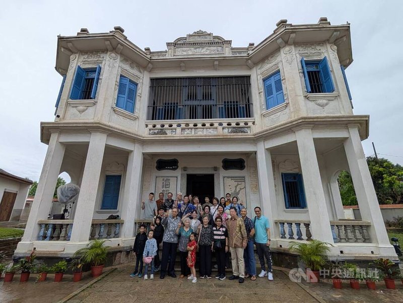 金門「董允耀洋樓修復工程落成典禮」20日舉行，董允耀的後代自台灣、印尼等地返金參與典禮並合影。中央社記者吳玟嶸攝　114年9月20日