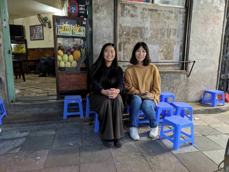 旅越台僑張瑜倫(左)與夥伴劉俐(右)10年多前成立社群媒體網站「點點越南」,介紹越南常年不輟。兩人在一家河內古街老式咖啡廳合影。(張瑜倫提供)中央社記者曾婷瑄河內傳真114年9月20日