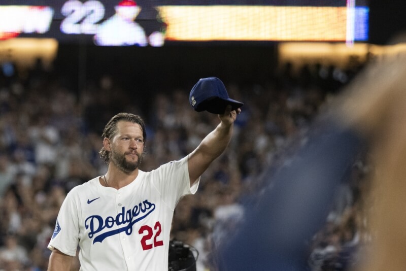 MLB道奇王牌左投柯蕭19日例行賽主場最後一役，先發4又1/3局，被敲出4支安打失2分，送出6次三振與4次保送，無關勝敗。（美聯社）