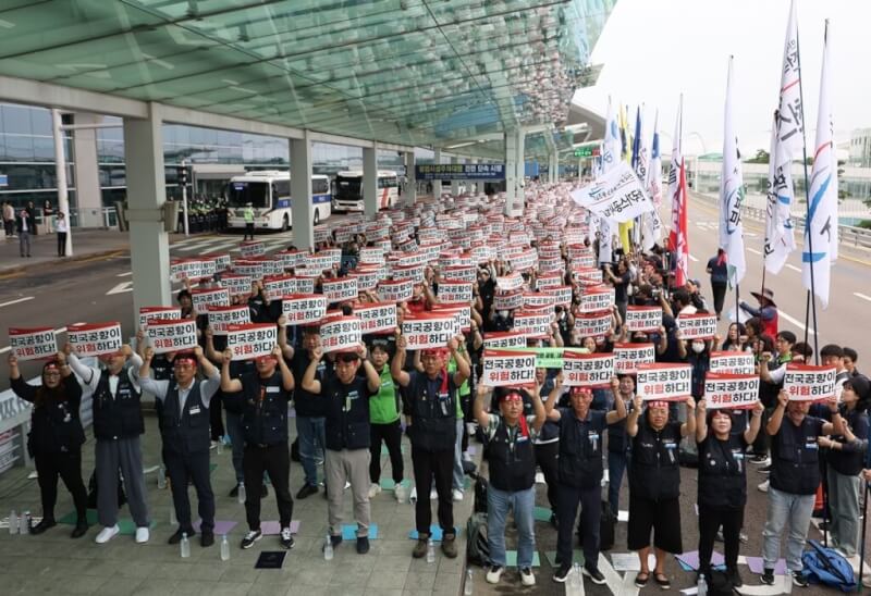 韓國各地機場19日進行單日的「警告性罷工」,15個機場受到影響。圖為仁川機場情形。(韓聯社)