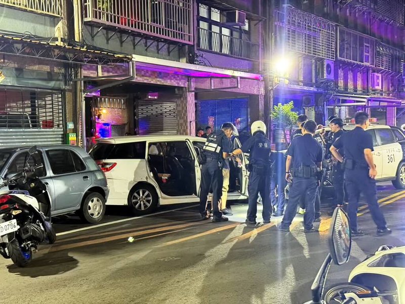 新北市三重警方表示，19日深夜11時許，圍捕1名面交的詐騙集團車手時，郭姓車手駕車逃跑，警方隨即攔截圍捕，開了20餘槍。最終郭嫌落網，無人受傷。圖為員警現場處理與調查。（新北市議員邱婷蔚提供）中央社記者黃旭昇新北傳真    114年9月20日
