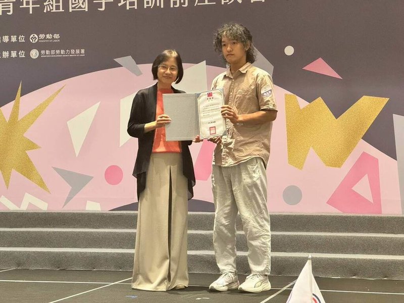 甫落幕的「第3屆亞洲技能競賽」及「第48屆國際技能競賽」第2階段國手選拔賽中，公東高工門窗木工職類陳亮維（右）獲正取。（公東高工提供）中央社記者盧太城台東傳真 114年9月20日