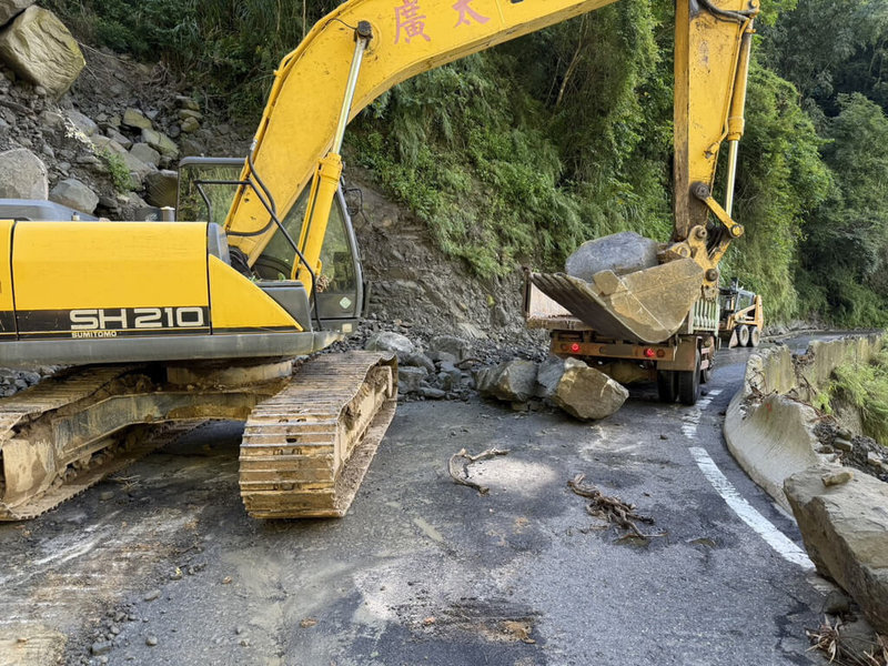 嘉縣山區19日下午降豪大雨導致縣道159甲線(大華公路)28K至29K出現嚴重落石,縣府已派機具進行清除,呼籲用路人通行時要小心。(嘉義縣政府提供)中央社記者蔡智明傳真 114年9月20日