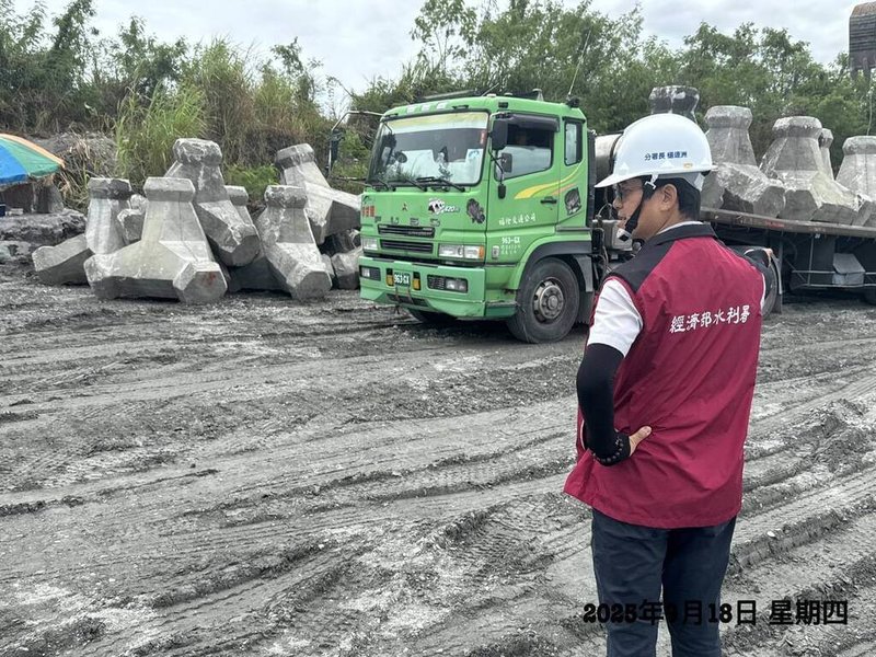 颱風樺加沙逼近,監測單位預估花蓮馬太鞍溪堰塞湖累積雨量可能達溢流水位,第九河川分署完成下游太空包加高、預佈混凝土塊及搶險機具等因應措施。(水利署第九河川分署提供)中央社記者張祈傳真 114年9月20日