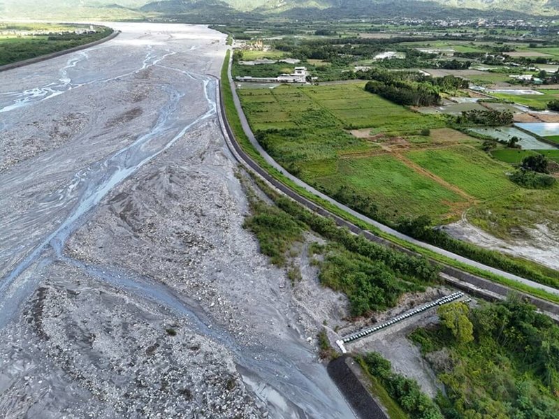 颱風樺加沙逼近,監測單位預估花蓮馬太鞍溪堰塞湖累積雨量可能達溢流水位,水利署第九河川分署針對馬太鞍溪下游開口堤封堵。(林業及自然保育署花蓮分署提供)中央社記者張祈傳真 114年9月20日