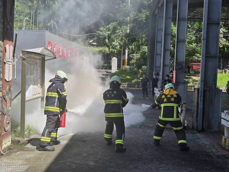 南投縣消防局為強化偏遠地區消防能量,20日在地利村辦公室正式成立「地利消防站」,結合在地義消,共同守護信義鄉「濁水線」消防安全。(南投縣消防局提供)中央社記者蕭博陽南投縣傳真 114年9月20日