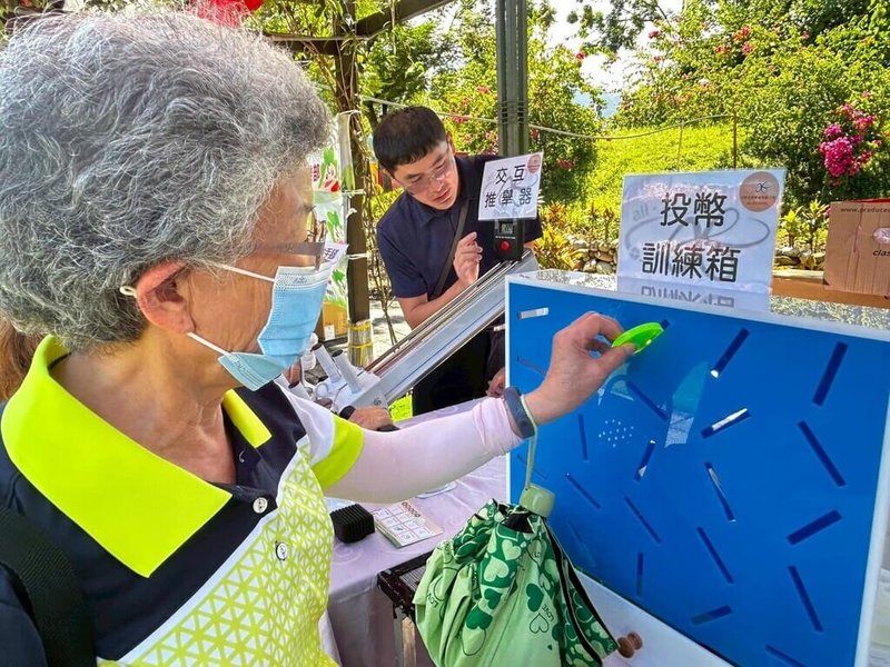 響應國際失智症月，竹山秀傳醫院20日舉辦「記憶同行，銀光樂智博覽會」，邀多個服務據點約百名個案及家屬參加闖關遊戲，包含介紹友善與失智症患者互動、喘息服務、體驗手部肌力與精細動作訓練等，讓遊戲結合學習。（竹山秀傳醫院提供）中央社記者蕭博陽南投縣傳真  114年9月20日