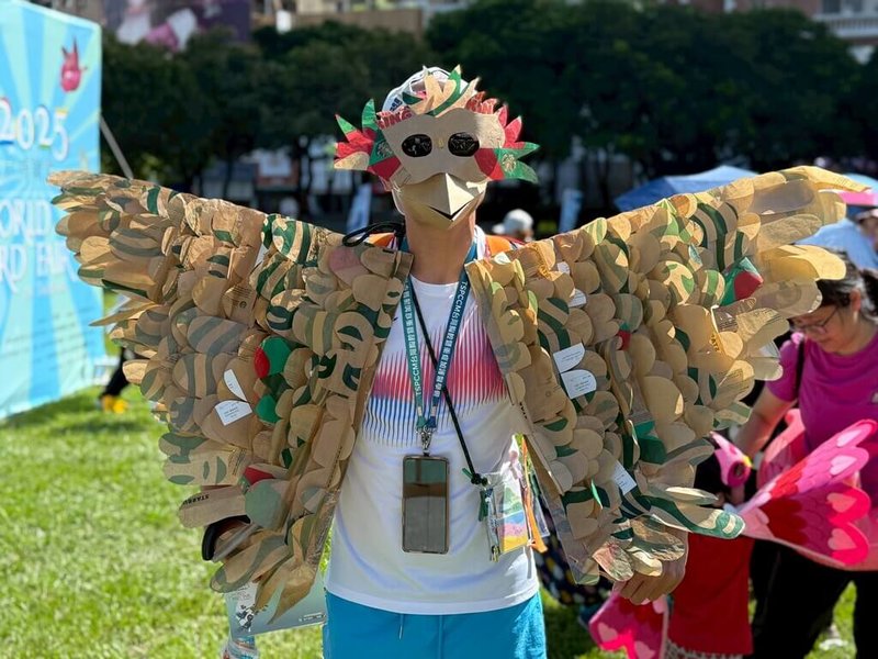 「2025第一屆世界賞鳥博覽會」20日在台中揭幕,以「生態、觀光、教育與創意」4大主題貫穿全場,有民眾精心準備,結合環保、永續打造創意變裝。(參山處提供)中央社記者趙麗妍傳真 114年9月20日