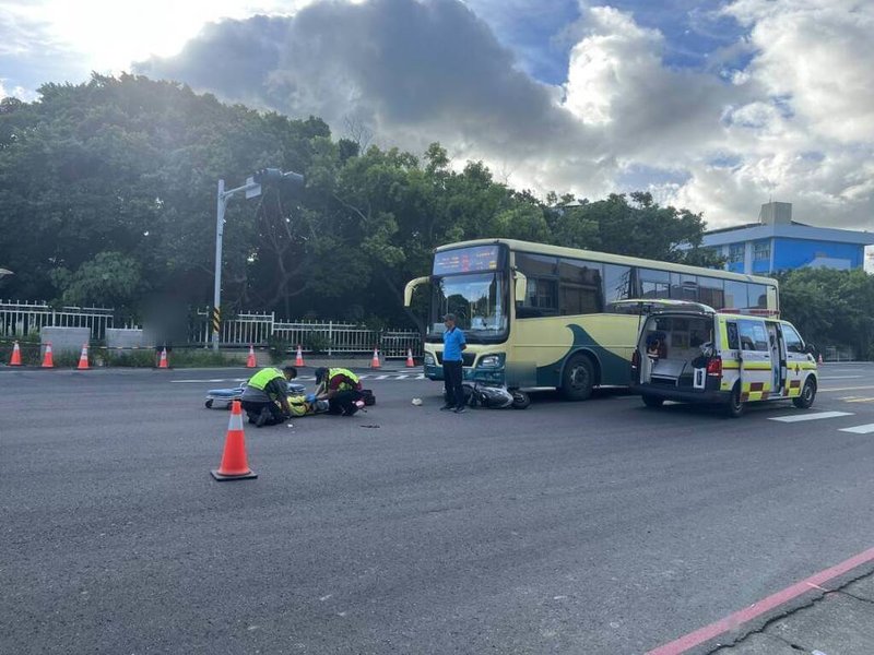 屏東縣恆春鎮南灣路段核三廠前路口20日下午發生一起客運與機車碰撞車禍。機車騎士與後座乘客皆有腦出血重傷,緊急送醫搶救。(恆春警分局提供)中央社記者黃郁菁傳真 114年9月20日