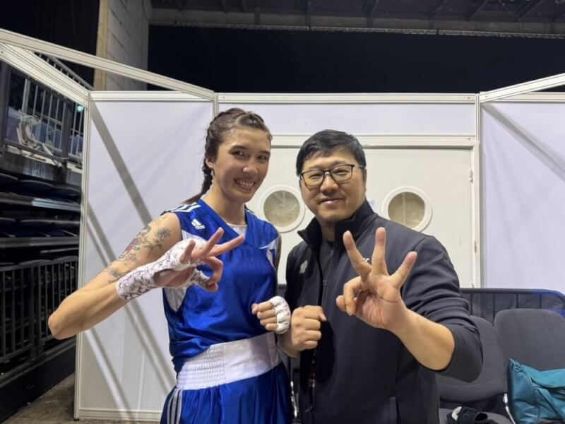 台灣女子拳擊好手黃筱雯(左)14日在WB拳擊世錦賽女子54公斤級決賽擊敗美國勁敵培瑞斯摘金,教練劉宗泰(右)賽後感動愛徒表現。(劉宗泰提供)中央社記者黎建忠傳真114年9月14日