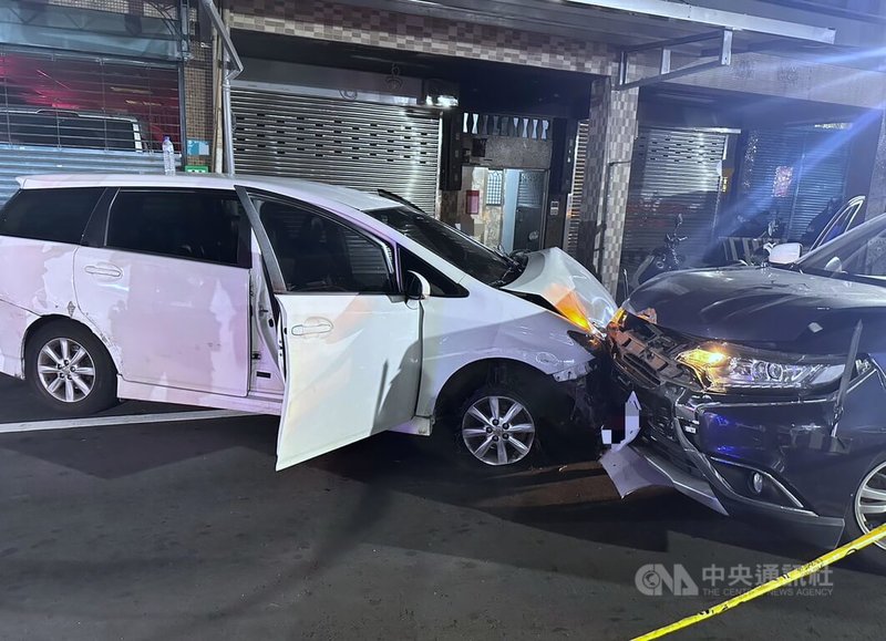 新北市三重警方20日表示，19日深夜偵辦詐欺車手案，攔查郭姓男子時，因拒檢逃逸並沿途衝撞執勤員警及民眾車輛，造成公共危險。警方對空鳴槍並朝輪胎射擊共22槍，將嫌犯截停，所幸無人受傷。（翻攝畫面）中央社記者黃旭昇新北傳真  114年9月20日