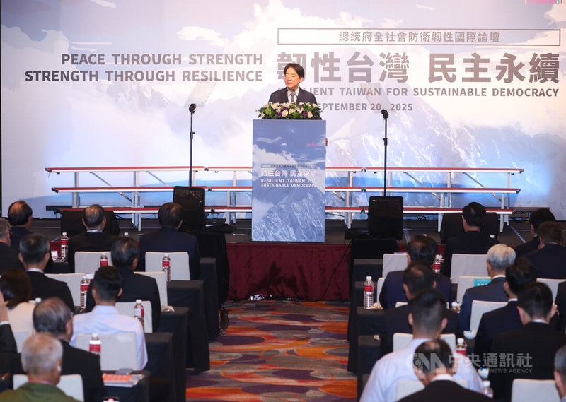 總統府全社會防衛韌性國際論壇20日在台北登場,總統賴清德(後中)開幕致詞後,論壇進入議題座談,針對各項議題進行深入討論。中央社記者謝佳璋攝 114年9月20日