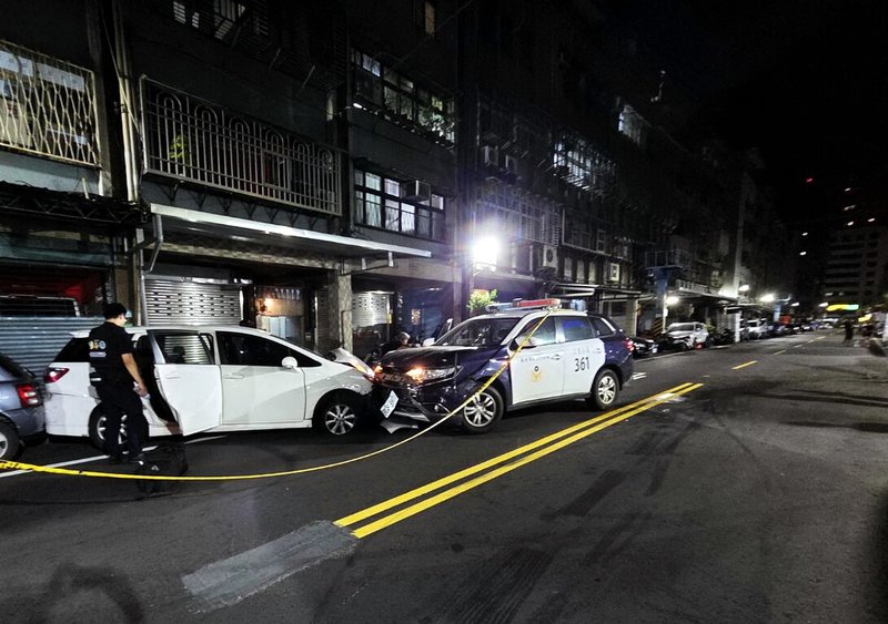 新北市三重警方表示,19日深夜11時許,圍捕1名面交的詐騙集團車手時,郭姓車手駕車逃跑,警方隨即攔截圍捕,開了20餘槍。最終郭嫌落網,無人受傷。圖為嫌疑人所駕車輛與警車對撞受損。(新北市議員邱婷蔚提供)中央社記者黃旭昇新北傳真 114年9月20日