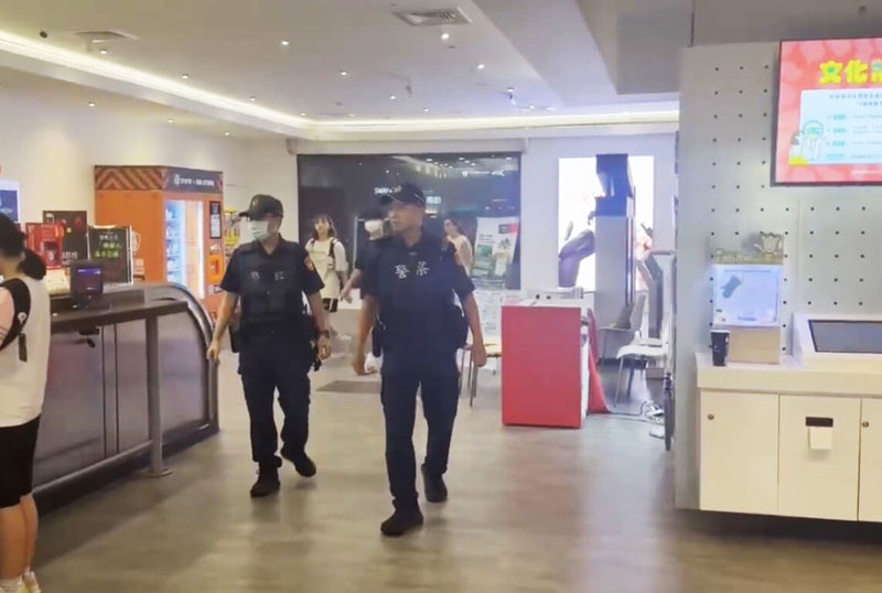 有民眾在某部電影臉書留言高雄威秀20、21、23日可能會有「鮮血場」，警方獲報逮捕涉案張姓男子，初步了解是張男觀影時與其他人因擋到視線發生口角，憤而上網留言。警方目前已加強影城巡邏。（高市苓雅警分局提供）中央社記者洪學廣傳真  114年9月20日