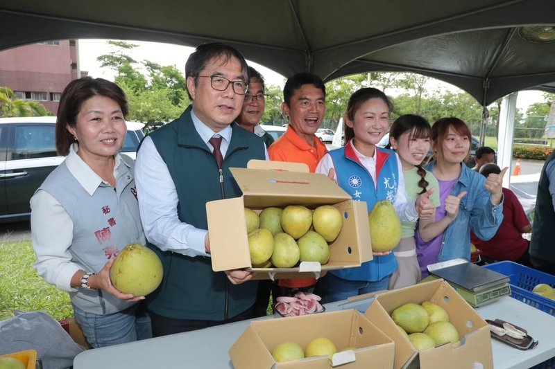 2025麻豆文旦節20日在台南市曾文市政願景園區登場,台南市長黃偉哲(左2)邀請全國遊客走進麻豆,感受柚香四溢風情。(台南市政府提供)中央社記者張榮祥台南傳真 114年9月20日