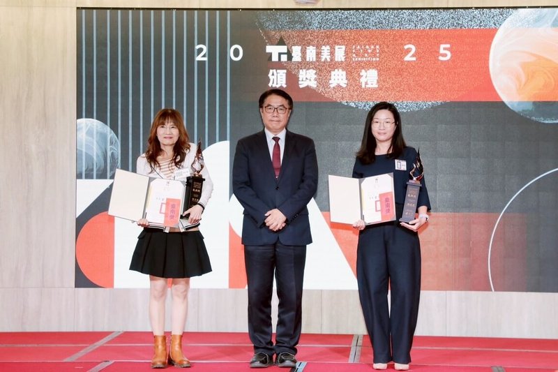 「2025台南美展」20日在台糖長榮酒店舉行頒獎典禮,台南市長黃偉哲(中)會中頒發獎座給各類組第一名。(台南市政府提供)中央社記者張榮祥台南傳真 114年9月20日