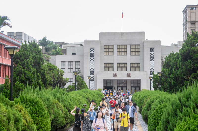 立法院響應全國古蹟日,20日開放民眾入院參觀,人數經統計共8024人,相較於去年1011人增加7013名民眾,破歷年紀錄。 (立法院提供)中央社記者王承中傳真 114年9月20日
