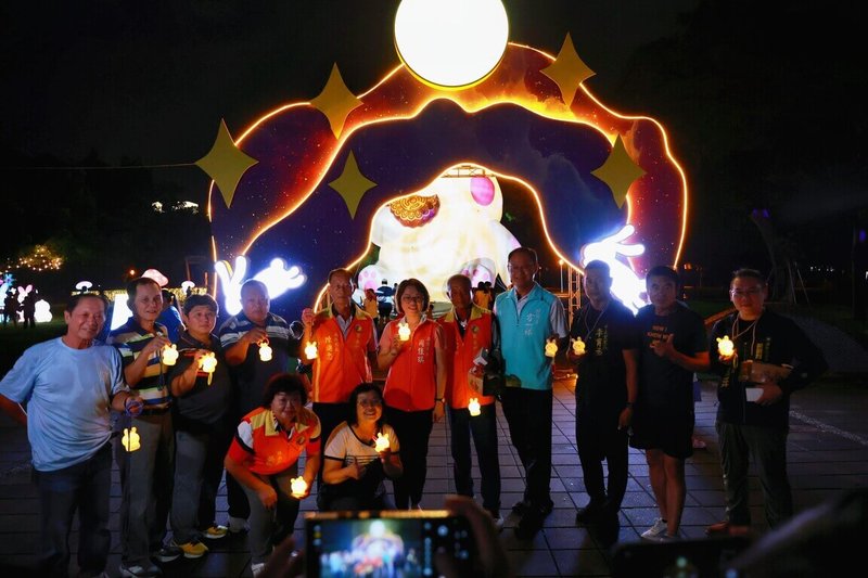 歡慶中秋佳節,屏東市公所在千禧公園設置應景藝術燈飾,20日晚間原訂舉辦啟燈儀式因雨取消,但仍照常發送玉兔小提燈,屏東市長周佳琪(右6)等人也到場共襄盛舉。(屏東市公所提供)中央社記者黃郁菁傳真 114年9月20日