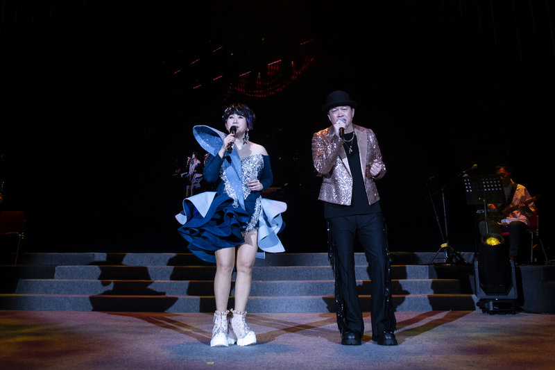 歌手周思潔(左)20日在台北國際會議中心開唱,演藝圈好友康康(右)驚喜現身,兩人一同合唱「傷心酒店」。(大大娛樂提供)中央社記者王心妤傳真 114年9月20日