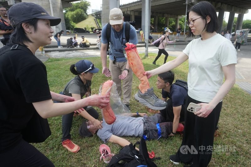 黑熊學院20日在大佳河濱公園，進行「藍鵲行動」演訓活動，以逼真道具模擬戰時的傷患救難。中央社記者徐肇昌攝 114年9月20日