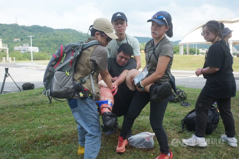 黑熊學院20日在大佳河濱公園，進行「藍鵲行動」演訓活動，模擬戰時的傷患搶救應變。中央社記者徐肇昌攝 114年9月20日