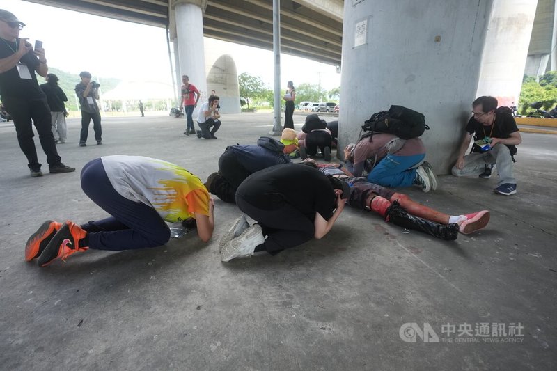 黑熊學院20日在大佳河濱公園，進行「藍鵲行動」演訓活動，模擬戰時的救難應對。中央社記者徐肇昌攝 114年9月20日