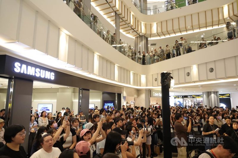 「他年她日」電影預售票見面會20日下午在台北南港LaLaport舉辦,現場吸引大批粉絲圍觀。中央社記者翁睿坤攝 114年9月20日