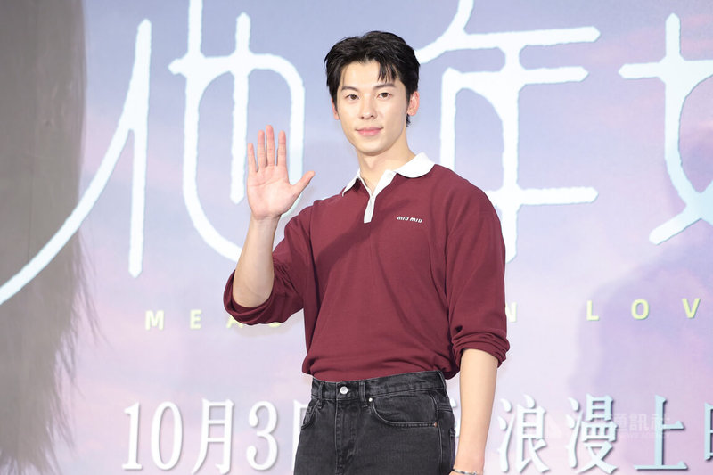 「他年她日」電影預售票見面會20日下午在台北南港LaLaport舉辦,演員許光漢(圖)出席向現場媒體朋友揮手致意。中央社記者翁睿坤攝 114年9月20日