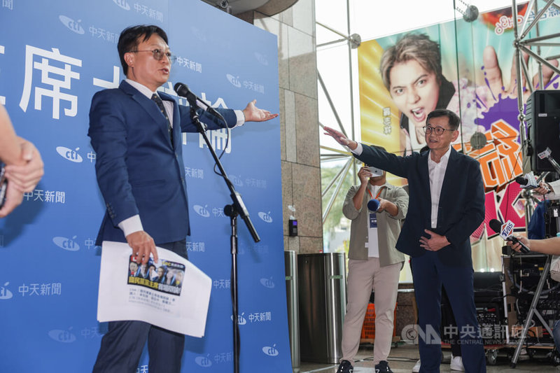 中天新聞20日下午在台北舉辦「國民黨主席大辯論」，邀請4名黨主席候選人同台辯論，同為候選人之一的卓伯源（左）並未受邀、無法入場，隨後在現場媒體訪問區怒批不公。中央社記者裴禛攝  114年9月20日