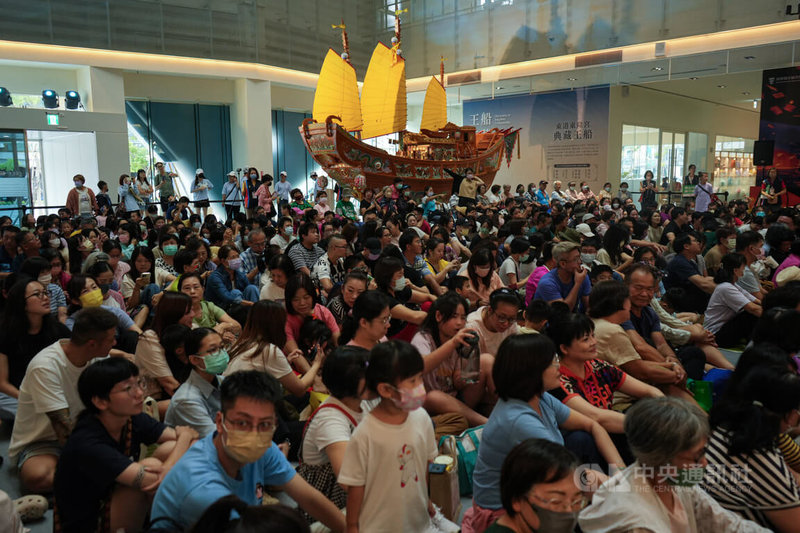 2025國泰雲門隨行吧社區巡演「與雲門共舞」20日來到屏東縣王船文化館,數百名觀眾擠滿大廳,現場座無虛席。中央社記者黃郁菁攝 114年9月20日