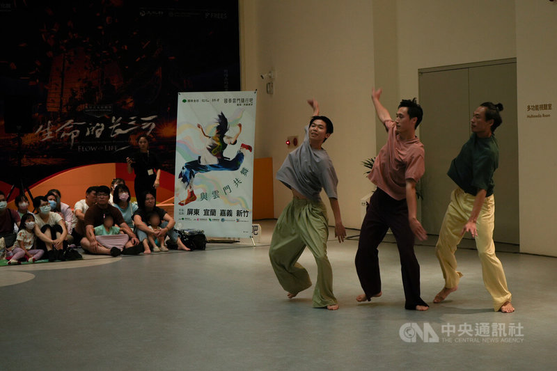 2025國泰雲門隨行吧社區巡演「與雲門共舞」20日來到屏東縣王船文化館演出,將雲門舞作中的精華片段呈現在大眾面前,與眾人分享跳舞純粹的快樂。中央社記者黃郁菁攝 114年9月20日