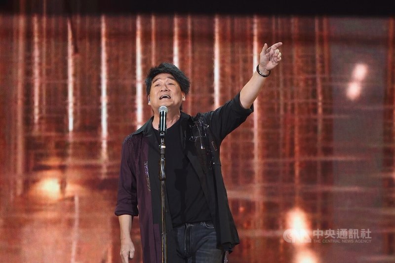 歌手周華健(圖)20日晚間在台北小巨蛋舉辦「少年的奇幻之旅3.0」演唱會,並全球首唱新歌「蕾絲花邊」。中央社記者王心妤攝 114年9月20日