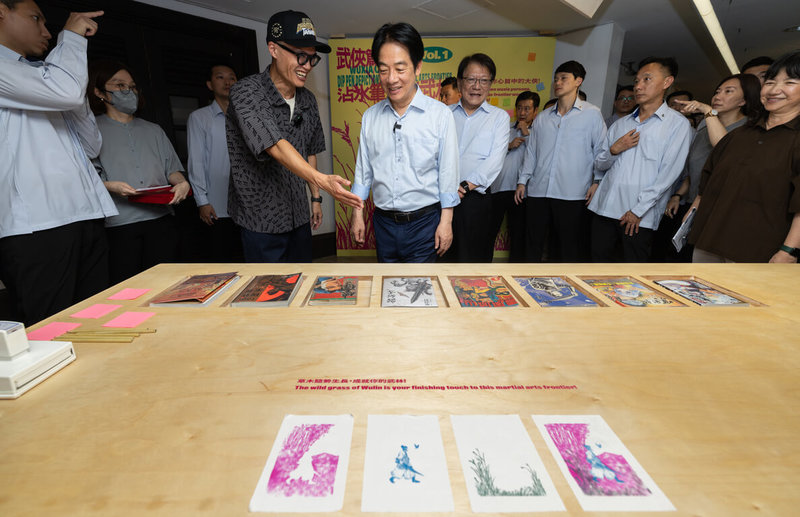 總統賴清德(中)20日參觀首檔「沾水筆下的武林」台灣漫畫特展時透露,金庸武俠小說很棒、最愛「笑傲江湖」,小時候愛看漫畫「諸葛四郎」。(總統府提供)中央社記者溫貴香傳真 114年9月20日