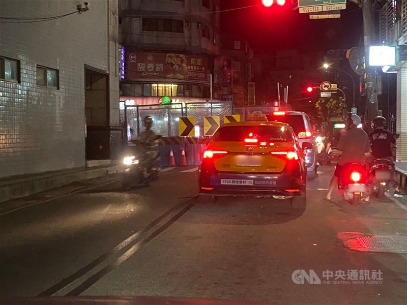新北市土城區金城路與延壽路口因捷運樹林線工程影響,交通尖峰時刻易壅塞。也因駕駛超越停等線,讓對向來車路幅不夠,影響車流。中央社記者黃旭昇新北攝 114年9月20日