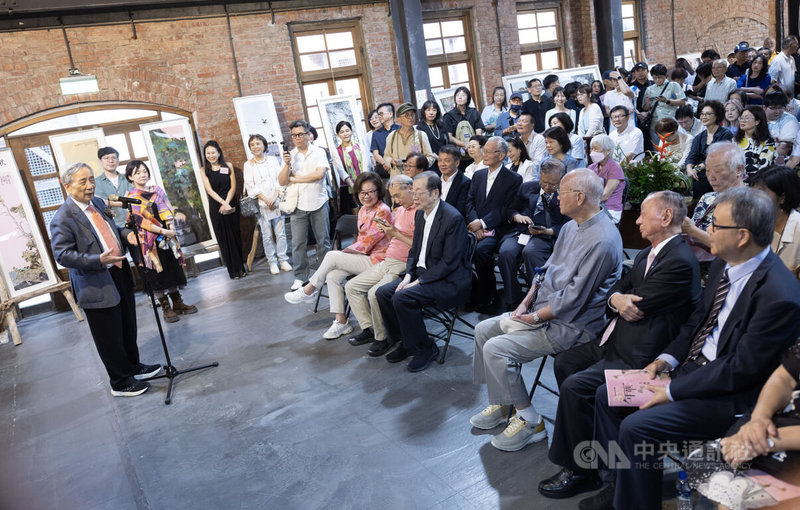 國王十字藝術社「二82年華-黃光男沙龍展」開幕典禮20日在華山文創園區紅磚六合院舉行,前國立歷史博物館館長黃光男(前左)出席並上台致詞,感謝藝文界、學術界貴賓的支持。中央社記者趙世勳攝 114年9月20日