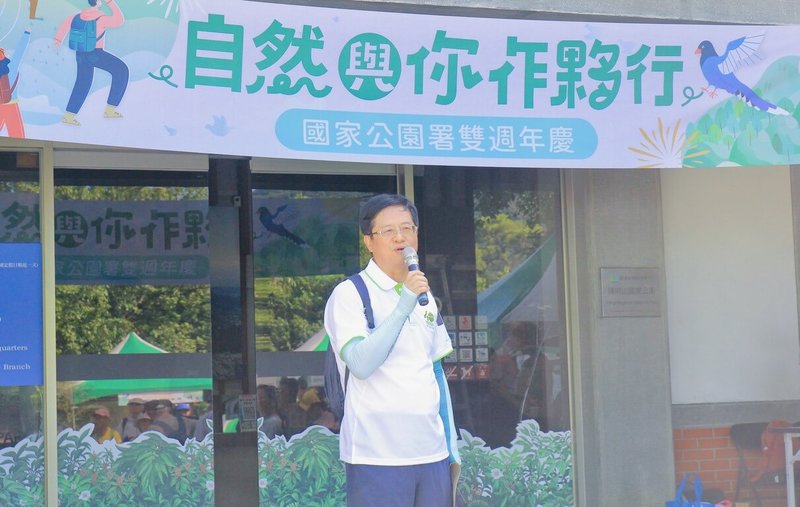 內政部國家公園署20日成立2週年,國家公園署長王成機率隊自陽明山國家公園遊客中心健行至七星公園。(國家公園署提供)中央社記者賴于榛傳真 114年9月20日