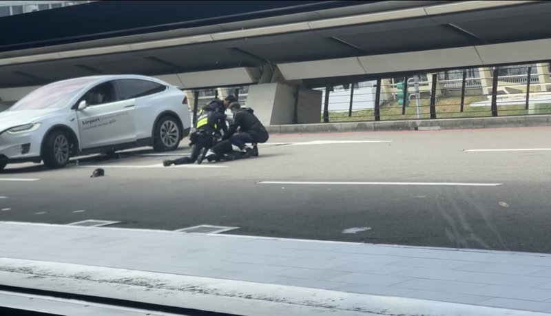 航空警察局員警20日上午在桃園機場外攔查違規攬客業者時遭駕駛拒檢、衝撞,警方連開8槍制止、無人中彈,於現場壓制逮捕駕駛。(民眾提供)中央社記者葉臻傳真 114年9月20日
