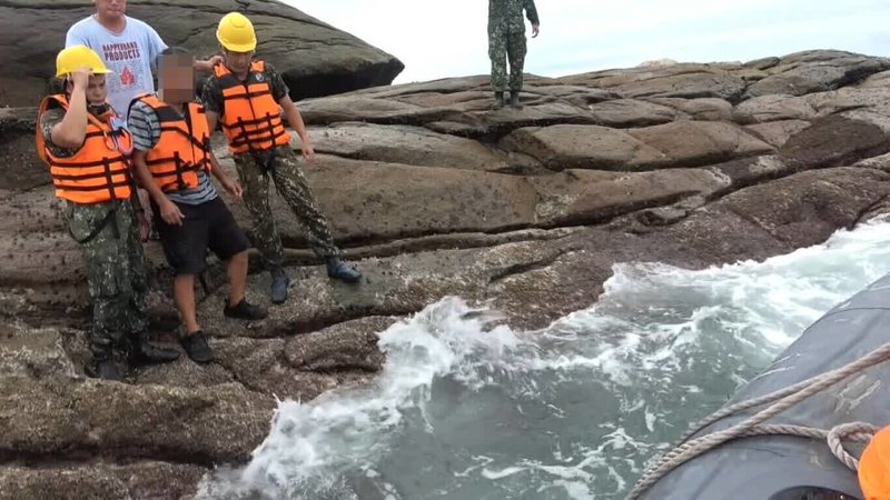 海巡署第12巡防區19日接獲北碇駐軍海哨通報,有艘國籍漁船在北碇島礁石群擱淺,船上僅郭姓船長,由北碇駐軍救援上岸,隨後再由海巡船艇協助接駁郭男返回復國墩漁港。(金門海巡隊提供)中央社記者吳玟嶸傳真 114年9月20日