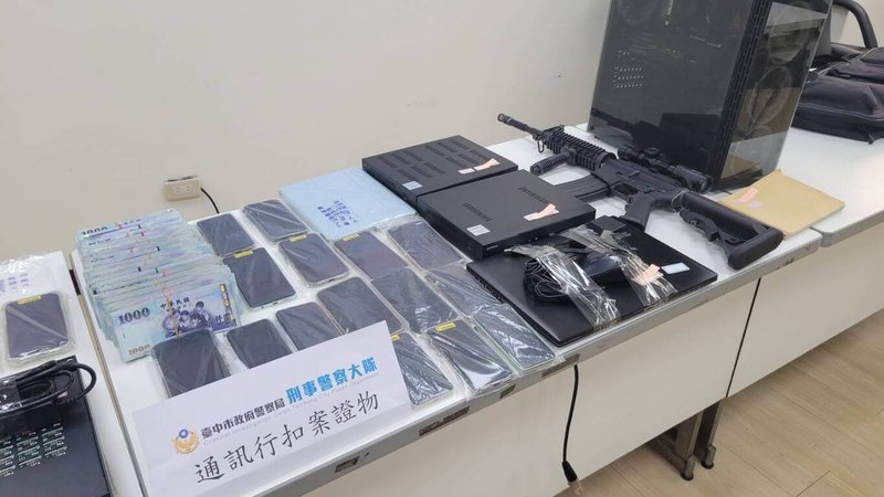 台中市刑警大隊科偵組日前偵辦假檢警詐騙案，從被害人接到的詐騙門號循線追查，掌握以張姓通訊業者為首的詐團與通訊行勾結實施犯罪，共執行3波拘搜行動，查緝張男等25人到案，並查扣手機、網卡等贓證物。（民眾提供）中央社記者趙麗妍傳真 114年9月20日