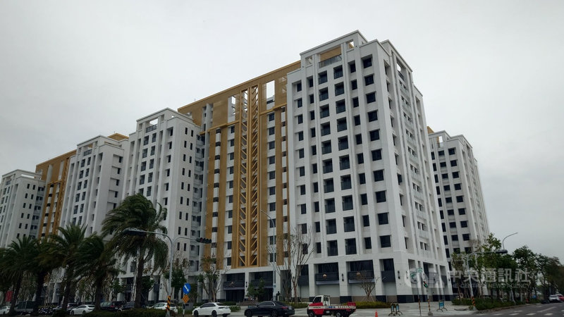 嘉義縣2025年上半年預售屋市場交易明顯降溫,平均成交價每坪新台幣28萬元較2024年31萬元微降,僅太保市因台積電設廠仍呈現上漲趨勢。圖為太保市高鐵站旁新建華廈。中央社記者蔡智明攝 114年9月20日